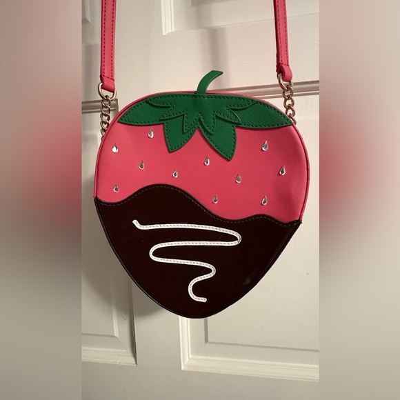 kate spade Handbags - Kate Spade “Creme De La Crème” Chocolate Strawberry Leather Crossbody Bag Purse